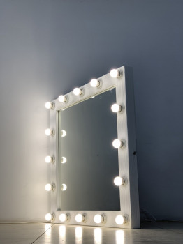 Зеркало визажиста с подсветкой лампочками в белой раме 90х90 см
